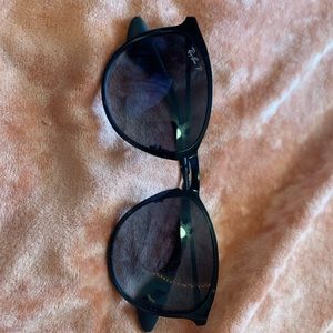 Super nice raybans! Barely worn